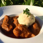 Ochsenbeingulasch mit Grießknödel