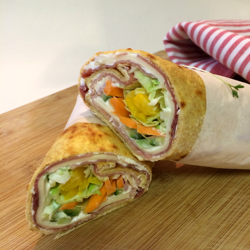 Einkornwrap mit Schwarzwälder Schinken, Allgäuer Emmentaler und Salat