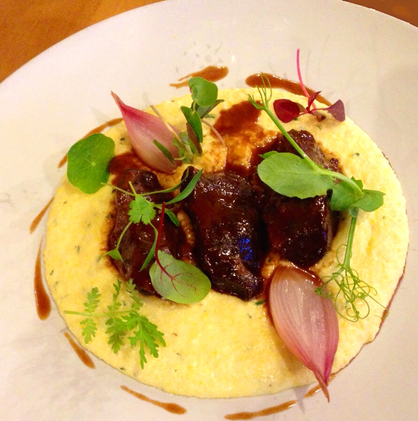 Bäckle vom Limpurger Weideochsen mit Schwarzriesling, Polenta und Höri Bülle