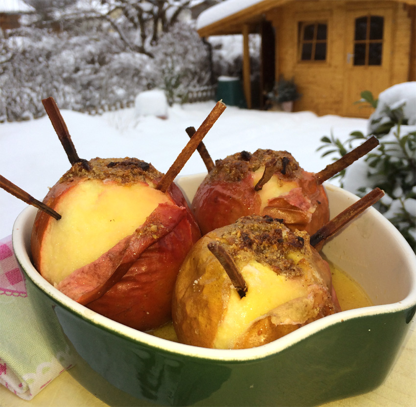 Zimt gespickte Bratäpfel mit Nussfüllung