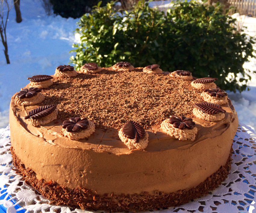 Schokoladencremetorte mit Schwarzwälder Kirschwasser