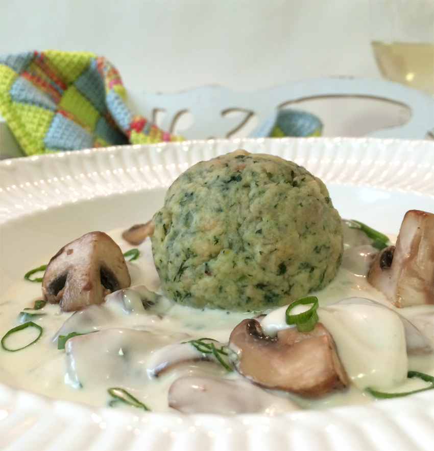 Spinatknödel mit Champignoncreme