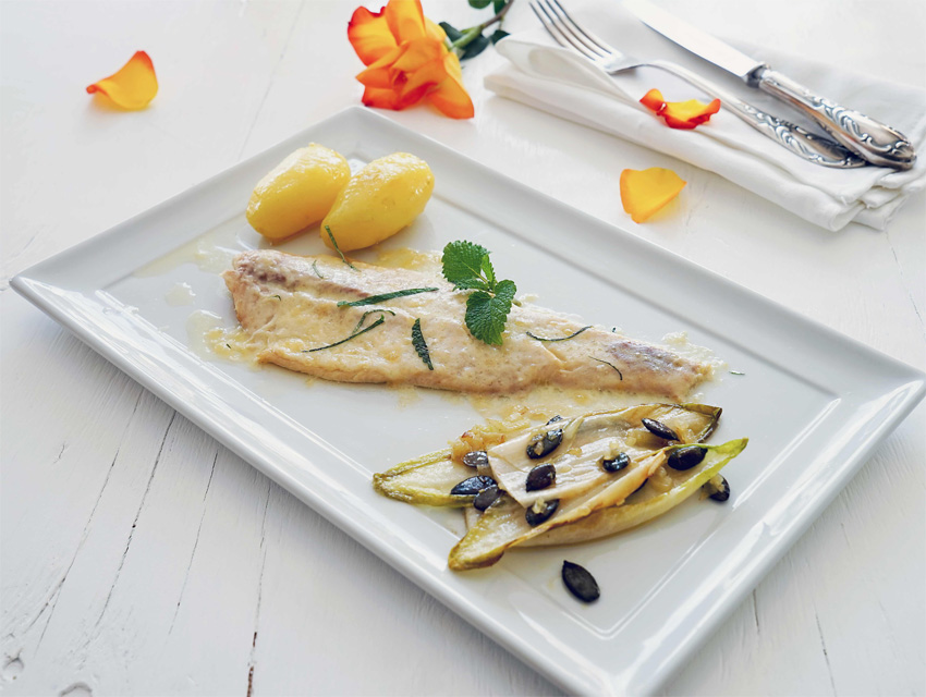 Geräuchertes Forellen-Filet mit Bergkäse überbacken, Kartoffeln und gebratenem Chicorée mit Kürbiskernen
