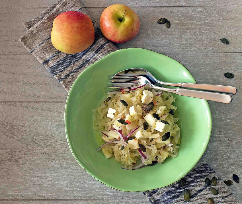 Sauerkraut-Salat mit Schafskäse, Apfel, Honig und gerösteten Kürbiskernen