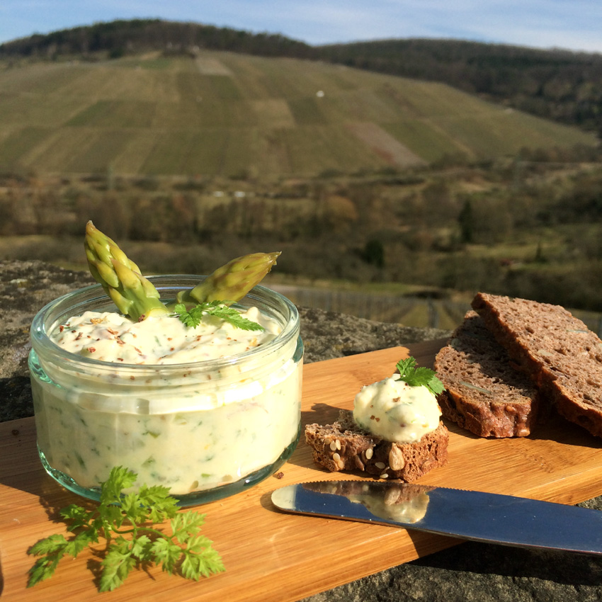 Spargelcreme mit rassigem Bergkäse und Kerbel