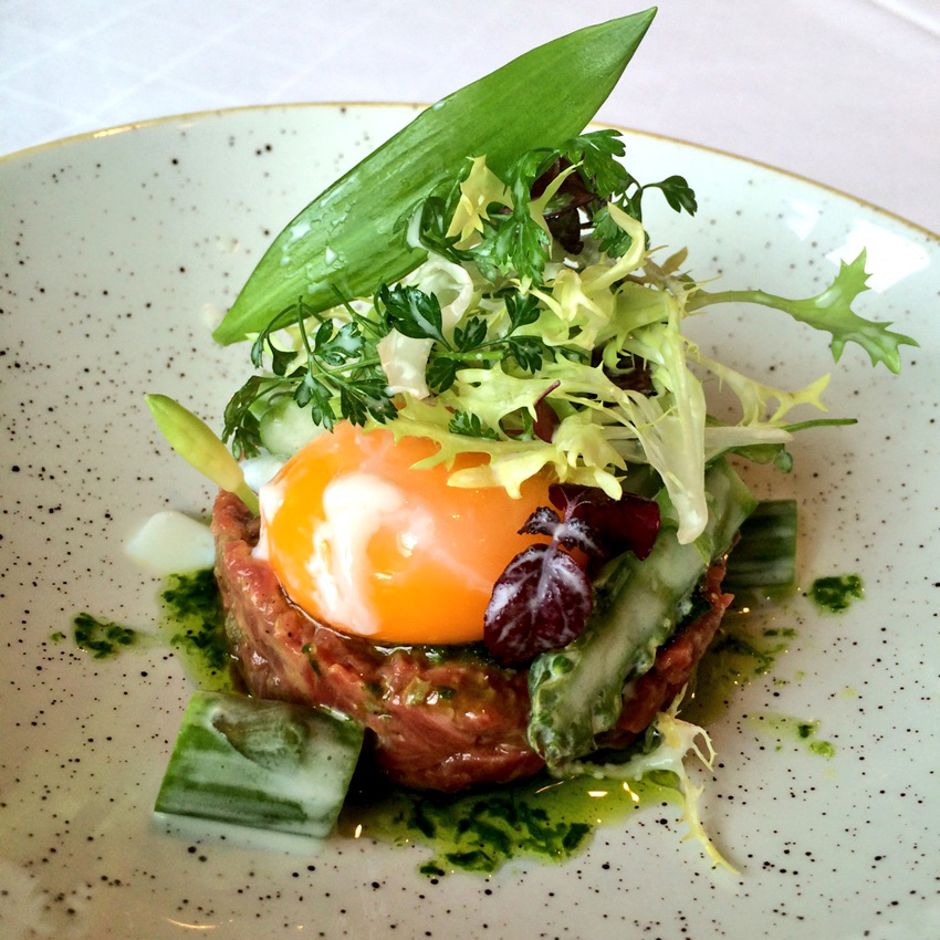 Tartar vom Limpurger Ochsen mit pochiertem Ei, grünem Spargel und Salat