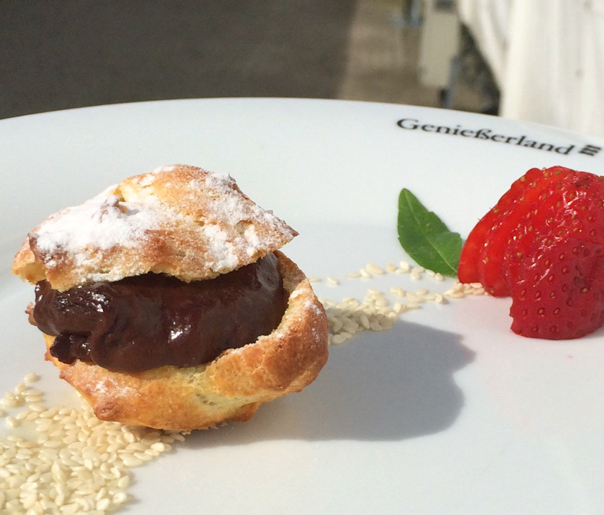 Eine tolle Begleitung für frische Erdbeeren: Windbeutel mit Schokocreme ...