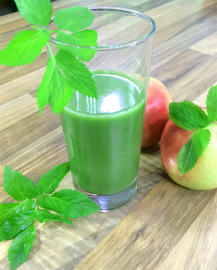 Grüner Smoothie mit Apfel, Gurke und Kräutern