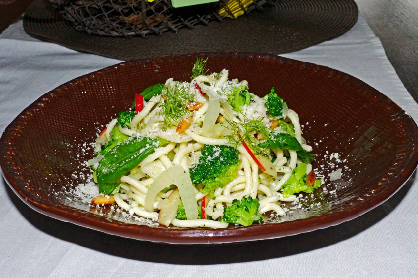 Lauwarmer Nudelsalat mit Broccoli, Fenchel, Apfel und geriebenem ...