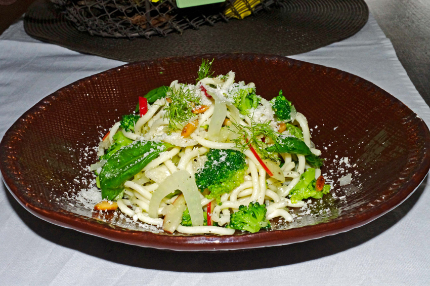 Lauwarmer Nudelsalat mit Broccoli, Fenchel, Apfel und geriebenem Bergkäse