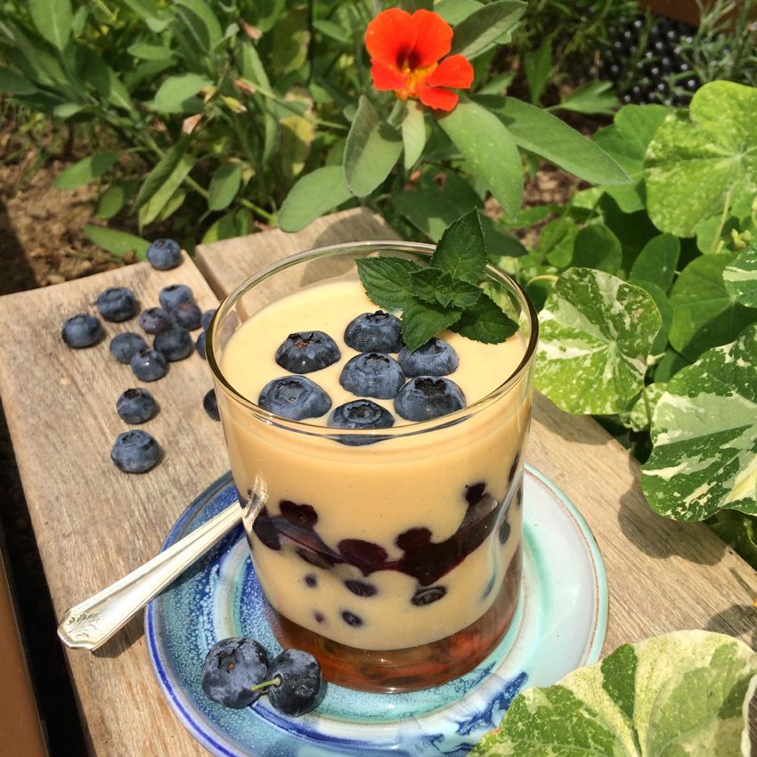 Kastanienhonig-Creme mit Blaubeeren