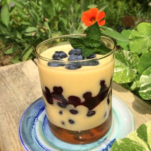 Kastanienhonig-Creme mit Blaubeeren