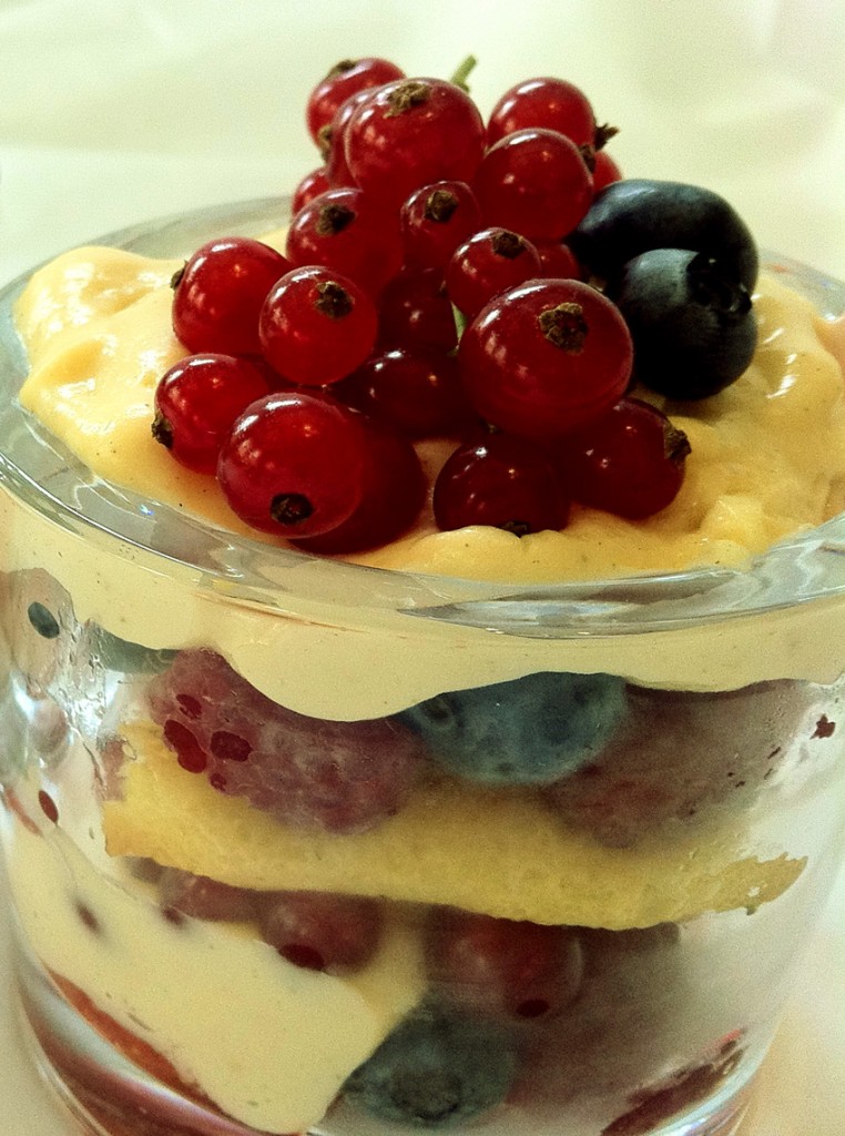 Scheiterhaufen mit frischen Beeren (Landgasthof Läuterhäusle)