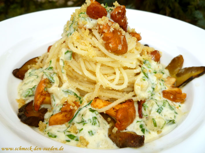 Dinkelnudeln mit Knusperbrösel, Waldpilzen und Wildkräutersoße