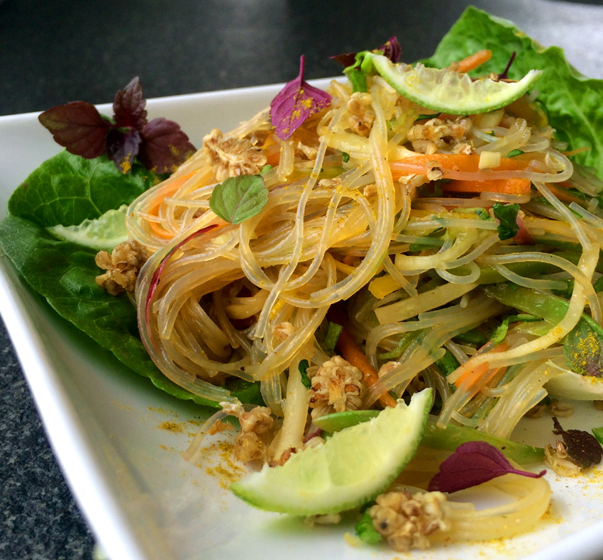 Heimischer Gemüse-Nudelsalat mit Kräutern und asiatischem Akzent