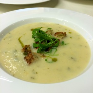 Petersilien-Birnencremesuppe mit Kracherle, Kresse und Sonnenblumenöl