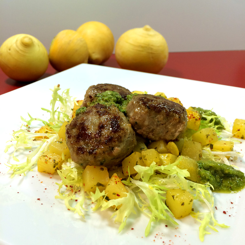 Fleischküchle mit zarten Goldrübchen und Ackersalat-Pesto