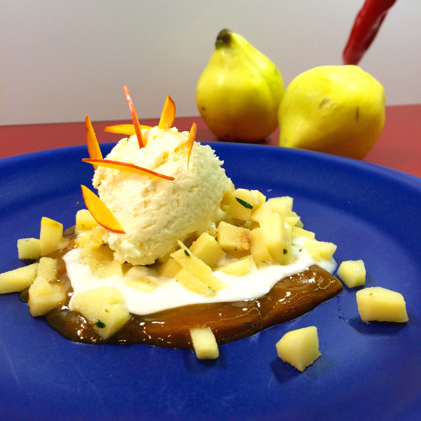 Weiße Schokoladenmousse mit glasierten Quitten, Joghurt und Quittenkompott