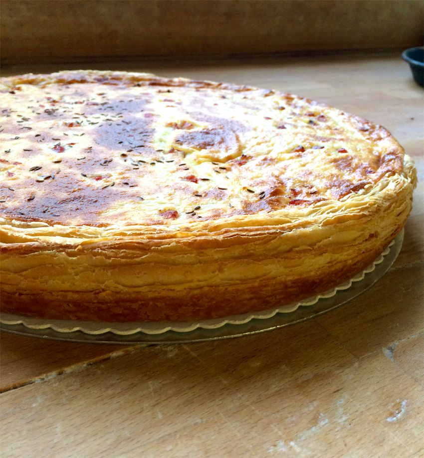 Schwarzwälder Blätterteig-Quiche mit Rauchspeck, jungen Zwiebeln und Käse