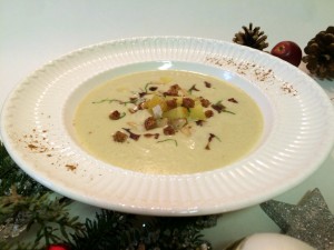 Wurzelcremesuppe mit Lebkuchen-Croutons, Nüssen und Petersilie