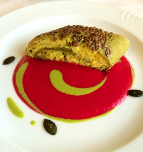 Kohlrabi-Birnenstrudel mit rote Beete-Meerrettichsoße