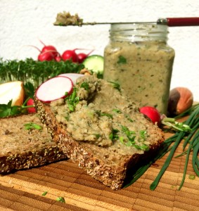 Grünkern-Zwiebelaufstrich mit frischen Kräutern (vegan)