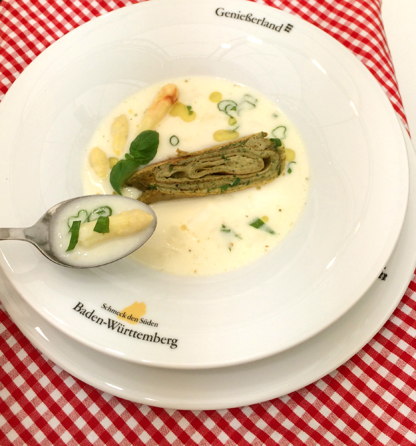 Spargelcremesuppe mit Kräuter-Omeletterolle