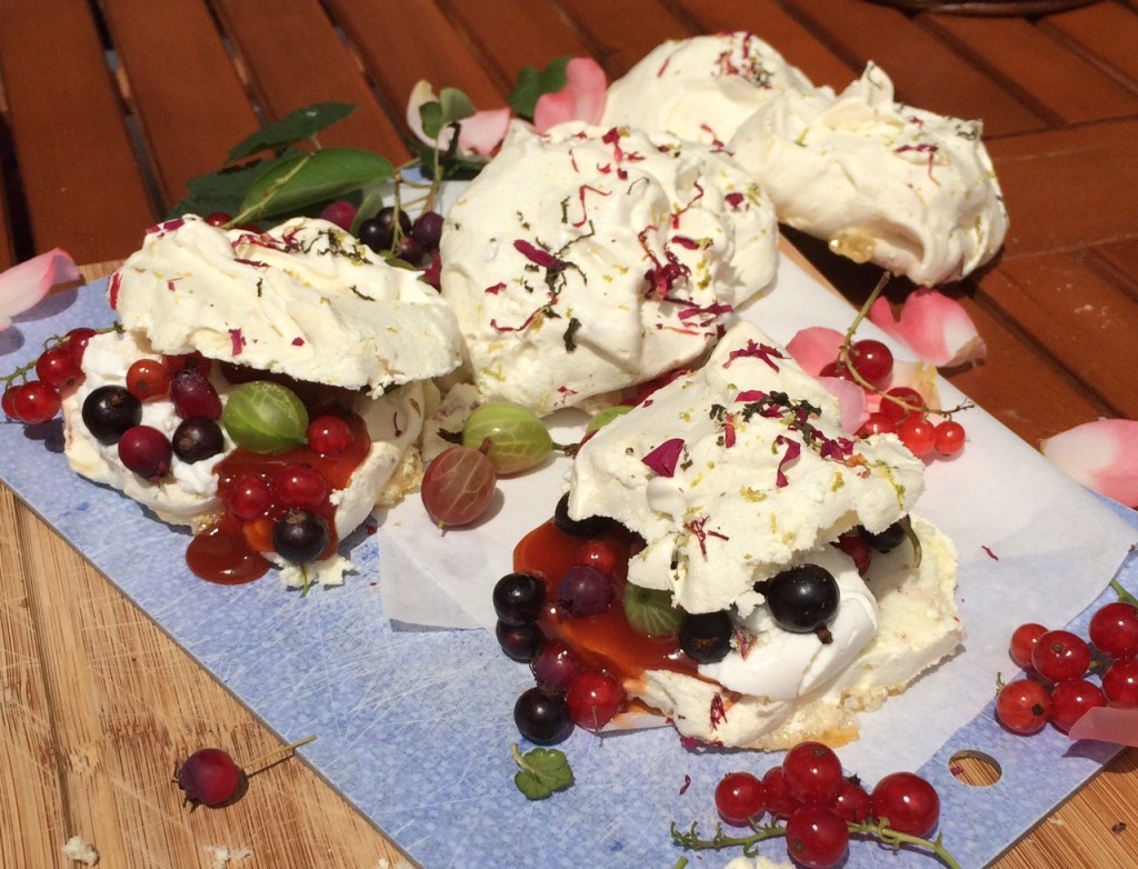 Rosenblätter-Baiser (Schäumle) mit frischen Gartenbeeren