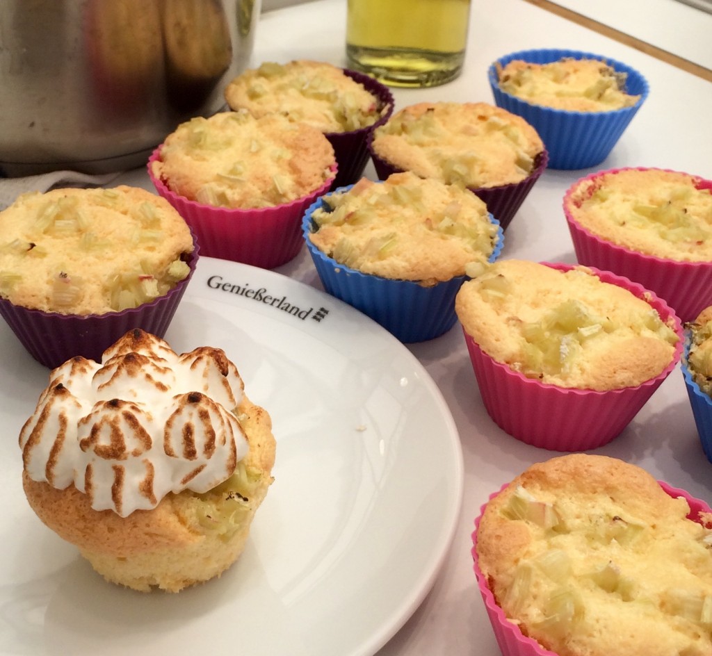 Rhabarber-Cupcakes mit flambierter Baiserhaube