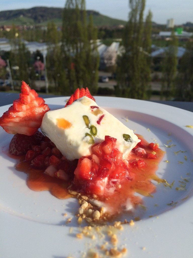 Sommerliches Parfait mit marinierten Erdbeeren