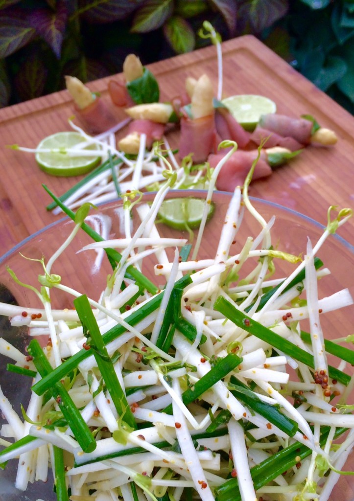 Roher Spargel und frisch zerstoßener Pfeffer