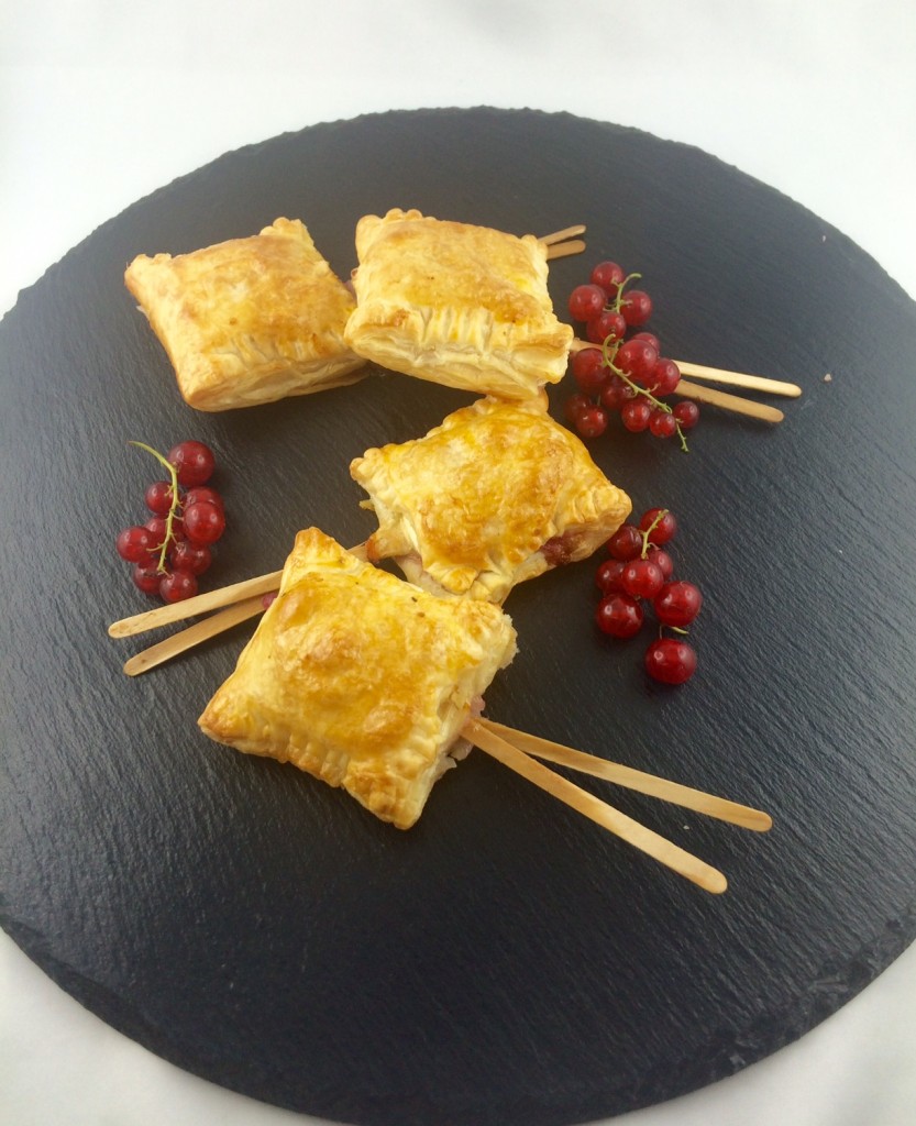 Blätterteiglollis mit Allgäuer Emmentaler und Johannisbeeren – Schmeck ... Blätterteiglollis mit Allgäuer Emmentaler und Johannisbeeren – Schmeck ...