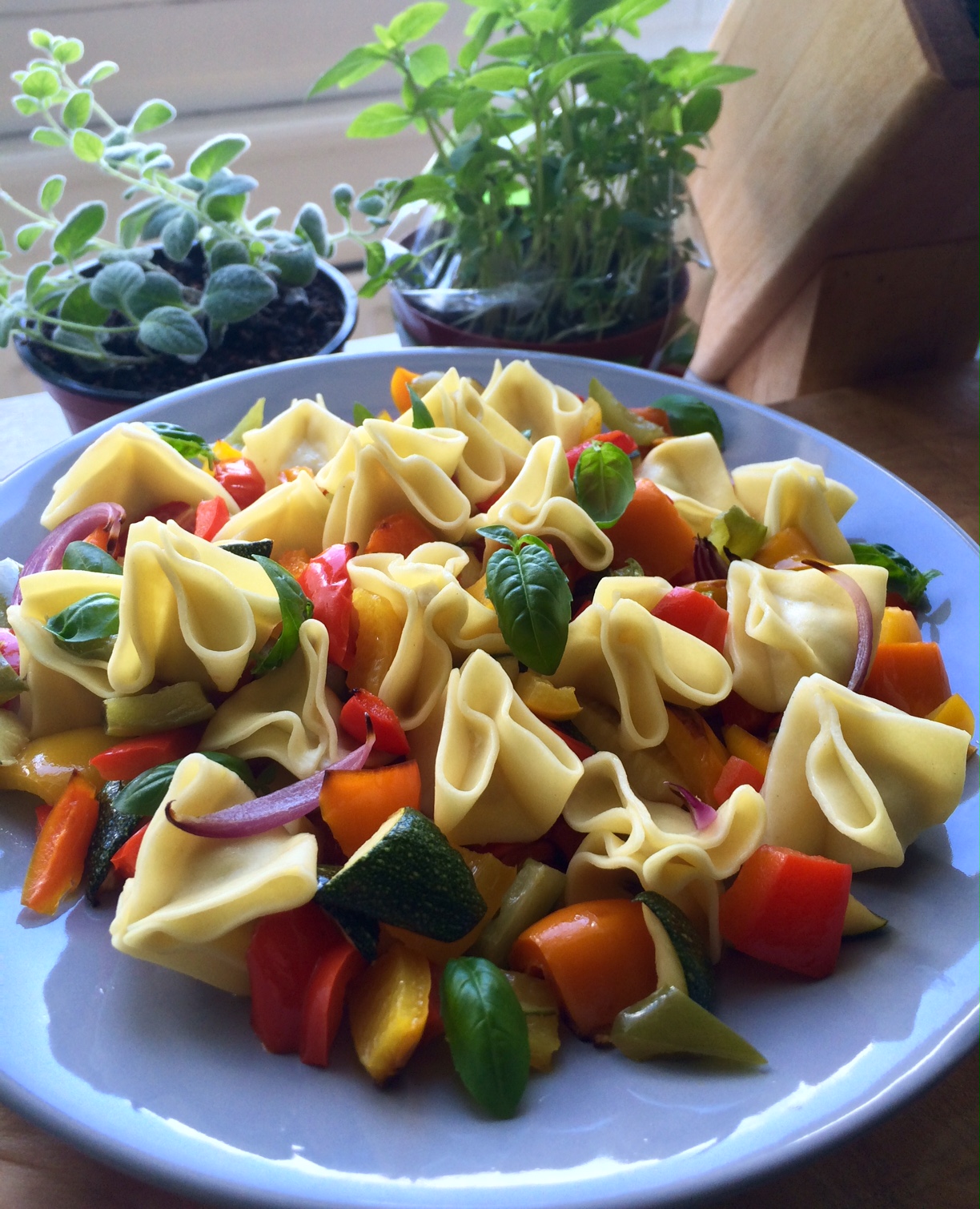 Sommerlicher Nudelsalat mit Grillgemüse und Basilikumdressing