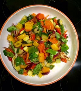 Sommerlicher Nudelsalat mit Grillgemüse und Basilikumdressing