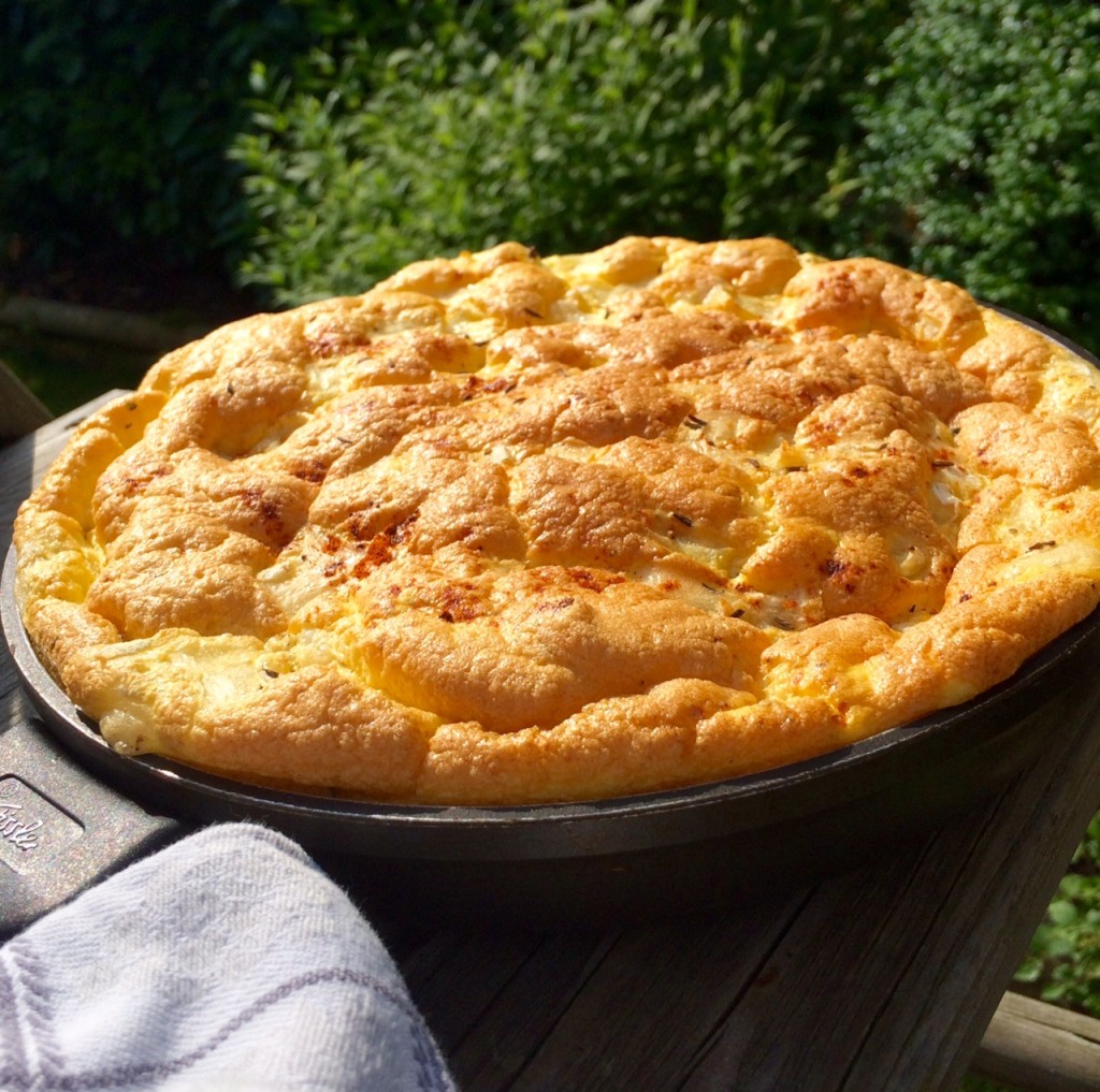 Soufflé-Omelette mit Sauerrahm und Bergkäse