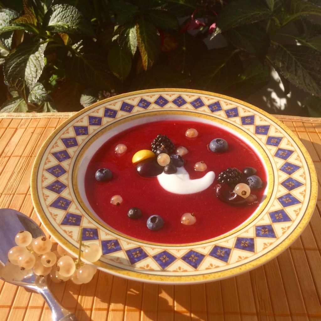 Gekühltes Himbeersüpple mit Beeren