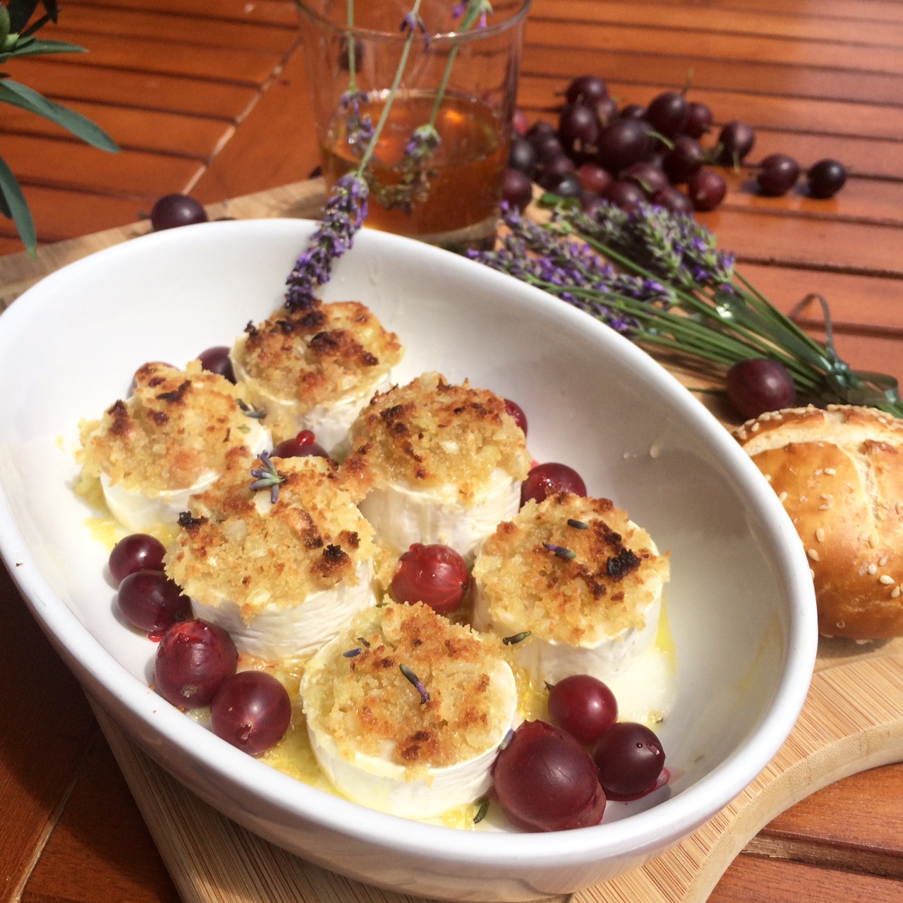 Gratinierter Ziegenweichkäse mit Stachelbeeren und Lavendelhonig