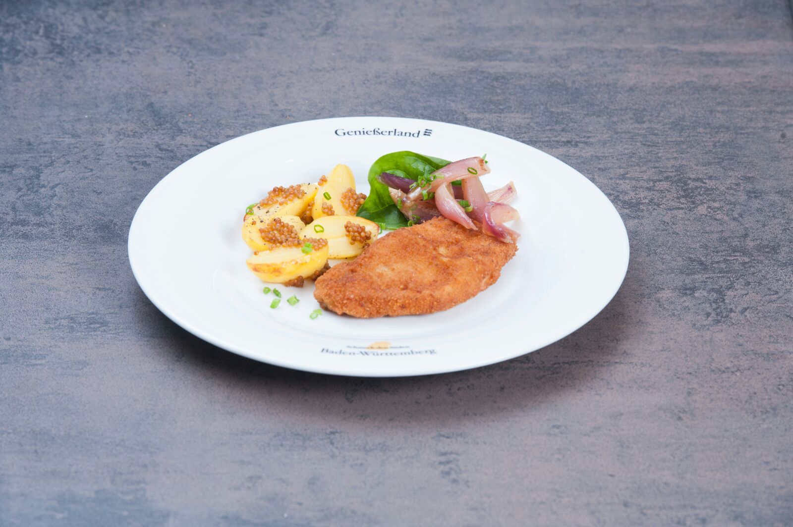 Braumeisterschnitzel in Malzkruste mit knusprigen Senfkorn-Ofenkartoffeln