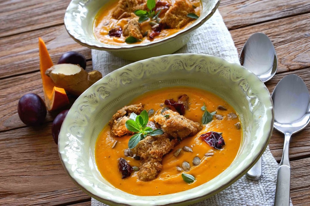 Kürbis-Creme-Suppe mit Zwetschgen und gebackenen Champignons