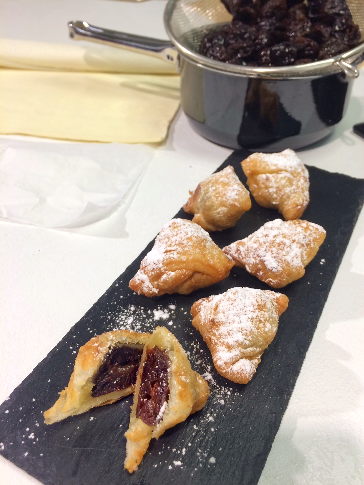 Glühwein-Backpflaumen in frittierter Blätterteighülle