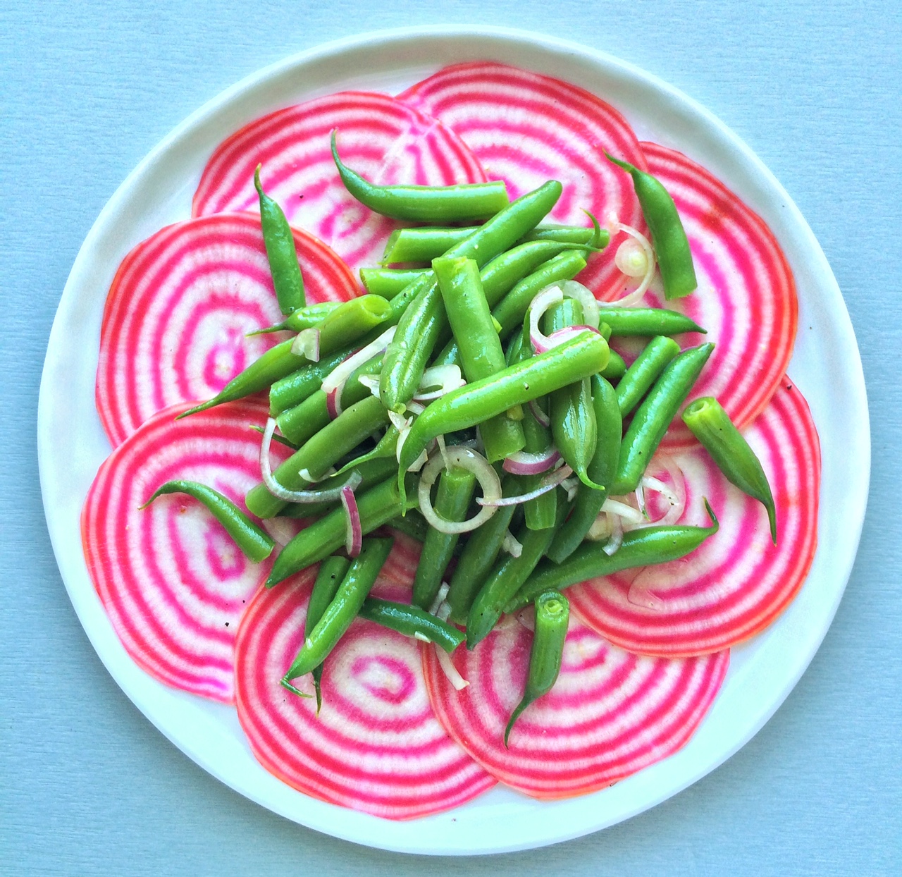 Salat von rot-weißer Beete und grünen Gartenbohnen