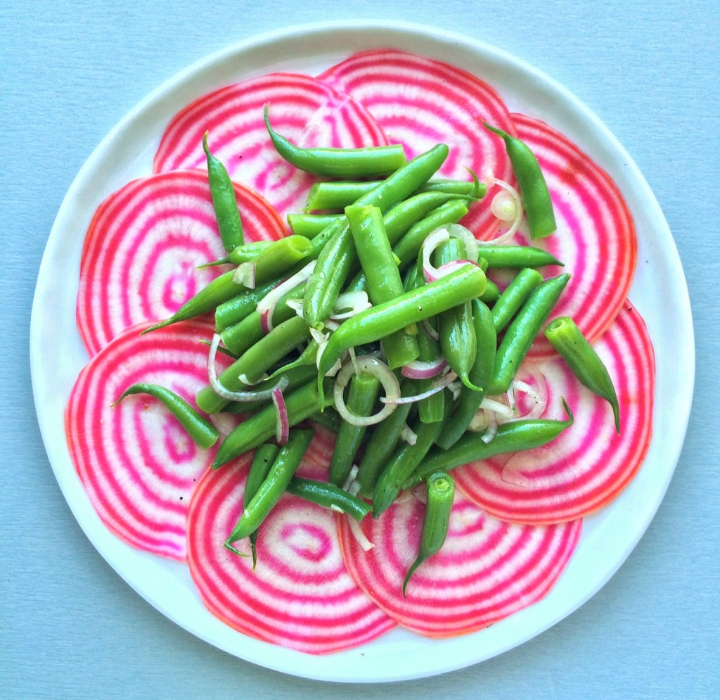 Herbstlicher Salat von sattgrünen Gartenbohnen und rote Ringelbeete