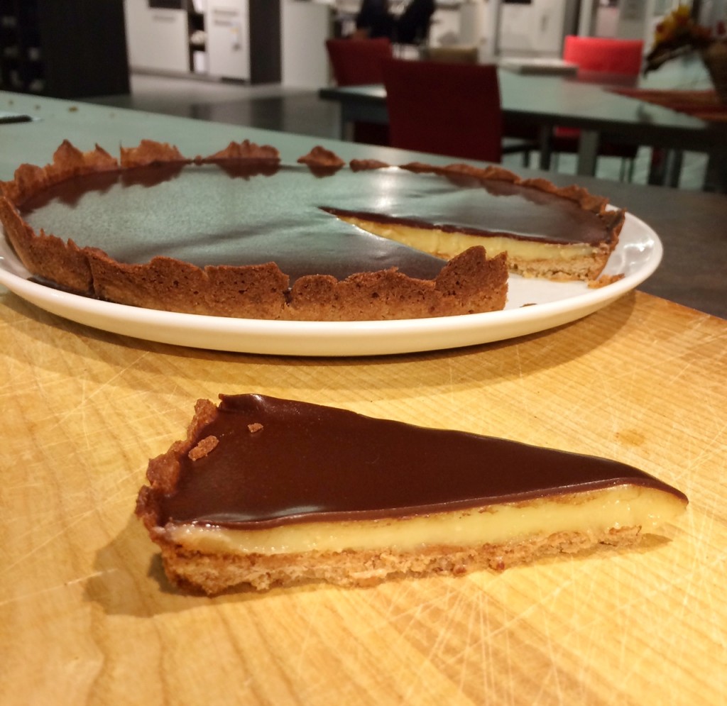 Weiß-braune Schokoladen-Tarte