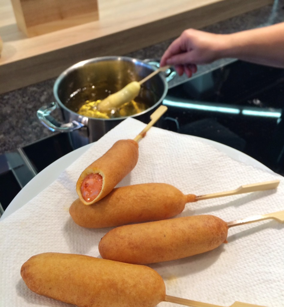 Ideen zu Silvester: Würstchen am Spieß oder German corn-dogs