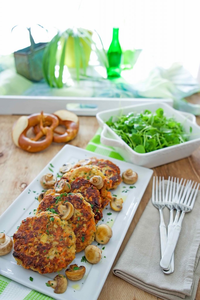 Vegetarische Köstlichkeiten: Brezel-Bratlinge, knackige Champignons und Postelein-Salat