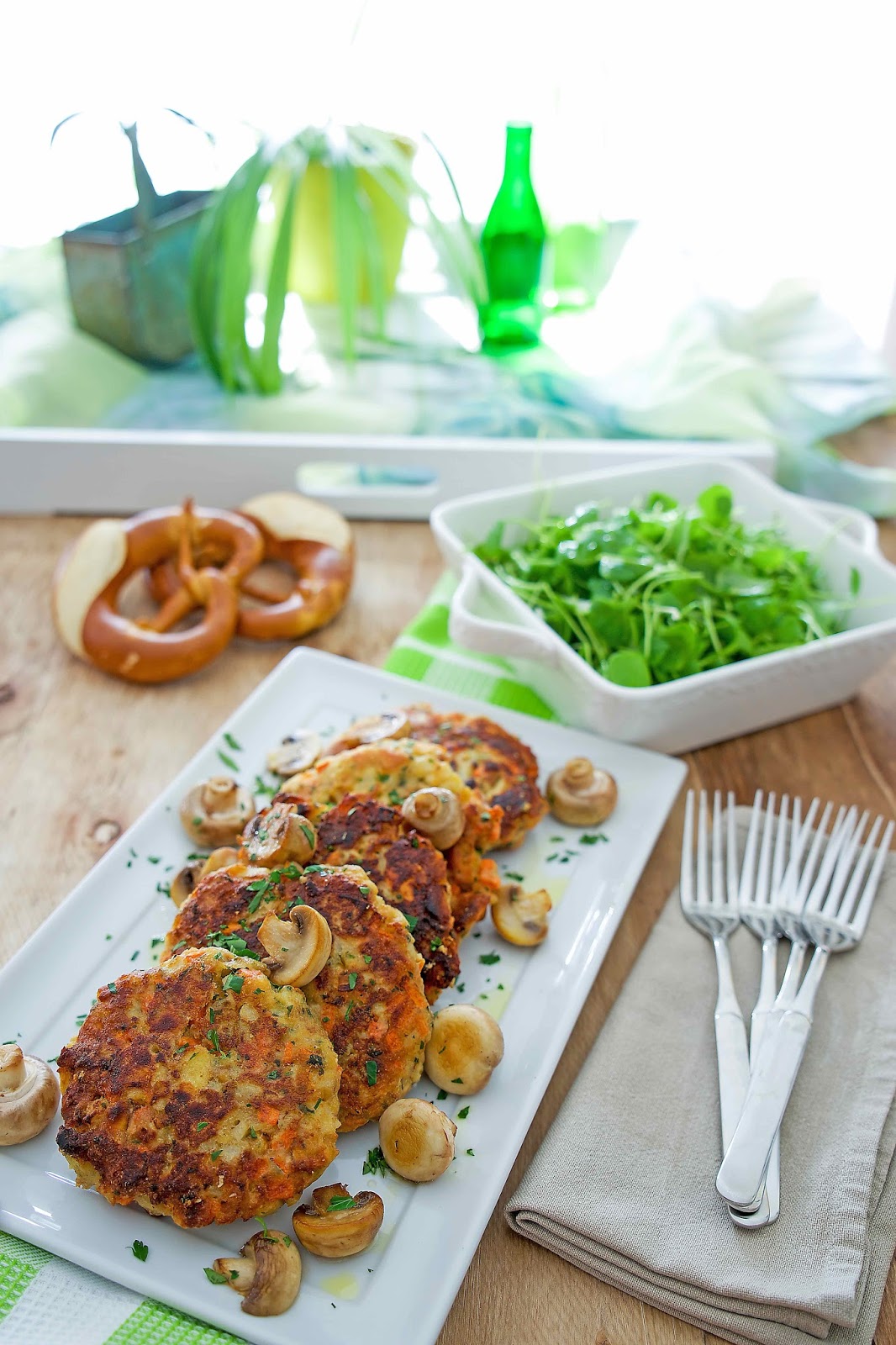 Brezel-Bratlinge mit sautierten Champignons und einem Postelein-Salat