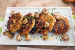 Brezel-Bratlinge mit sautierten Champignons und einem Postelein-Salat