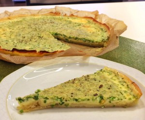 Buttermilch-Quiche mit Frühlingskräutern