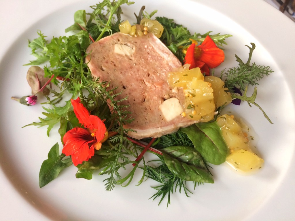 Rustikale Lammterrine „Hirtenart“ mit pikantem Apfel-Minz-G´sälz