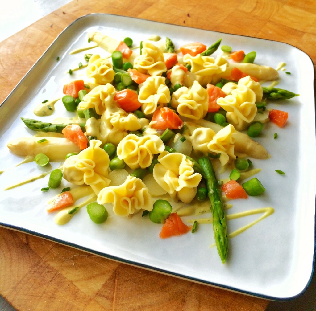 (Vor)sommerlicher Spargel-Nudelsalat mit saftigem Saibling